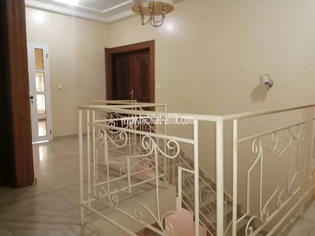 JE METS EN LOCATION UNE MAISON DUPLEX DE CINQ (5) CHAMBRES A AGOÈ CACAVELI AU BORD DU GOUDRON LOM