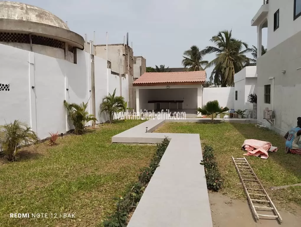 JE METS EN LOCATION UNE MAISON DE VACANCES (MEUBLÉ) À 100m DE LA PLAGE AVEPOLOME TOGO