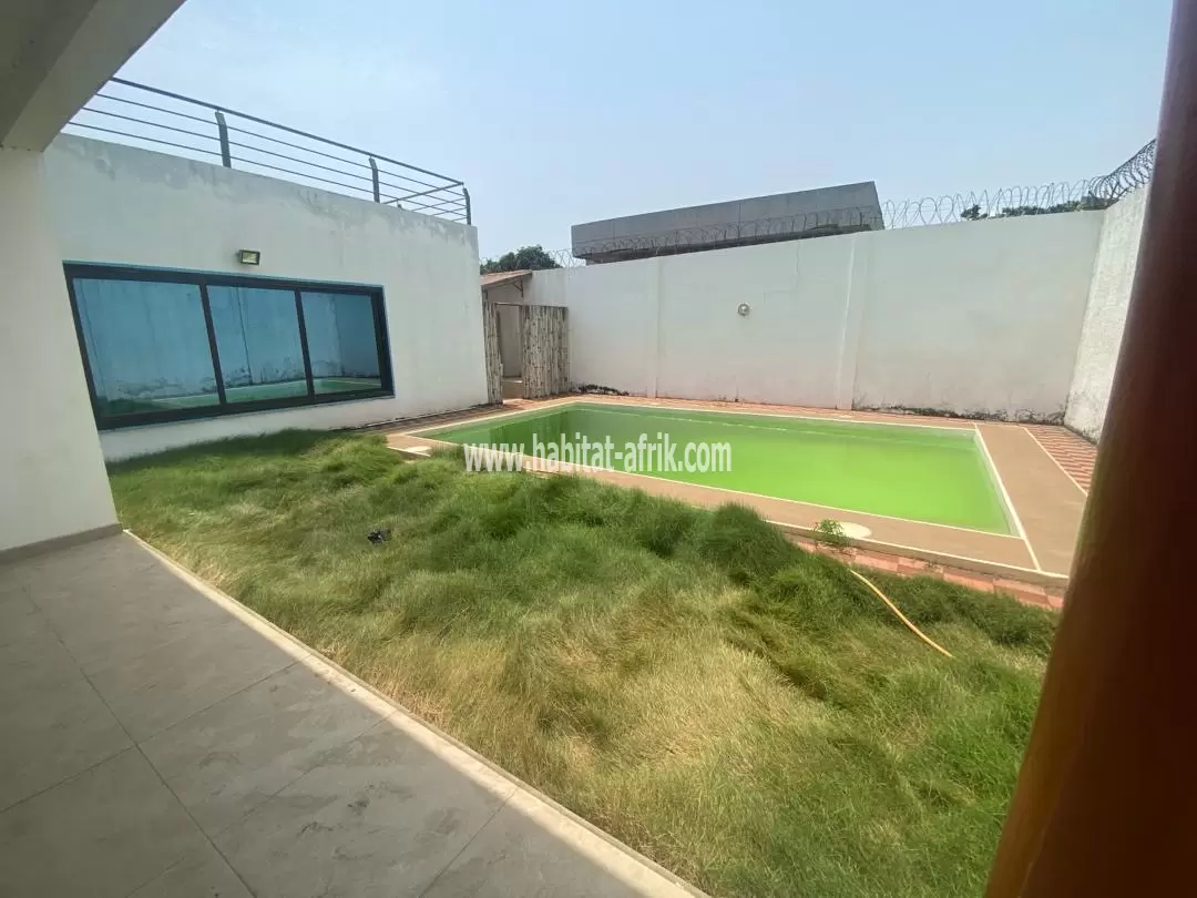 JE METS EN LOCATION UNE MAISON DUPLEX À PISCINE DE CINQ (5) CHAMBRES ET DÉPENDANCE À TOKOIN CASSABLANCA LOME TOGO