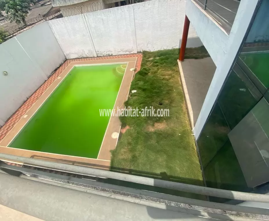 JE METS EN LOCATION UNE MAISON DUPLEX À PISCINE DE CINQ (5) CHAMBRES ET DÉPENDANCE À TOKOIN CASSABLANCA LOME TOGO