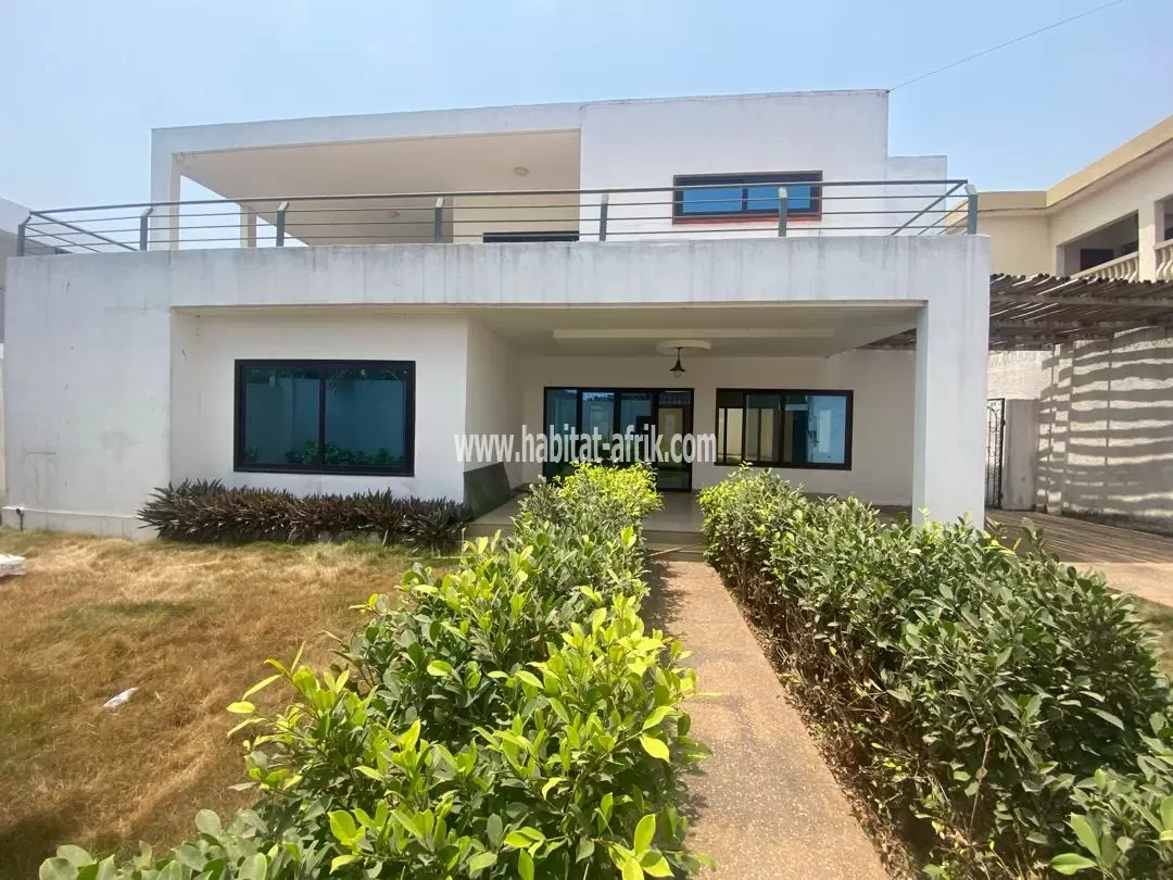 JE METS EN LOCATION UNE MAISON DUPLEX À PISCINE DE CINQ (5) CHAMBRES ET DÉPENDANCE À TOKOIN CASSABLANCA LOME TOGO