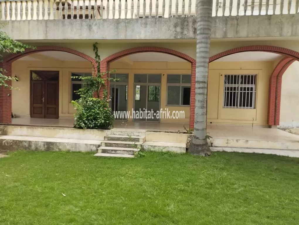 JE METS EN VENTE UNE MAISON DUPLEX DE HUIT (8) CHAMBRES AVEC DÉPENDANCES DANS LA CITÉ OUA LOME TOGO