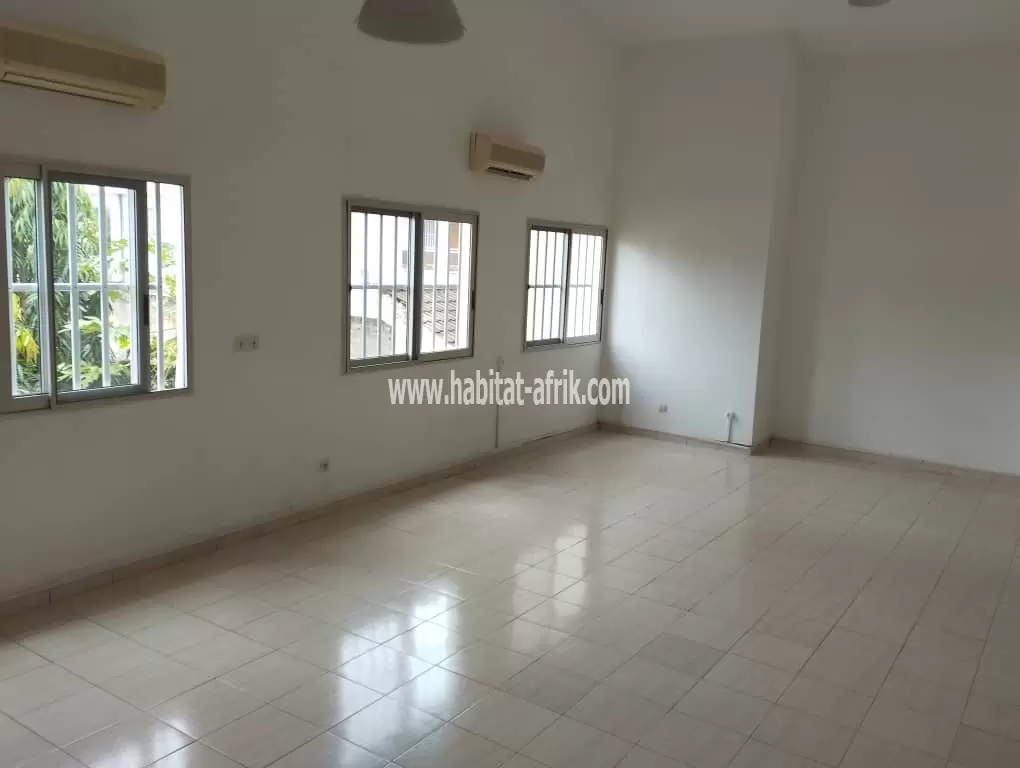 JE METS EN VENTE UNE MAISON DUPLEX DE HUIT (8) CHAMBRES AVEC DÉPENDANCES DANS LA CITÉ OUA LOME TOGO