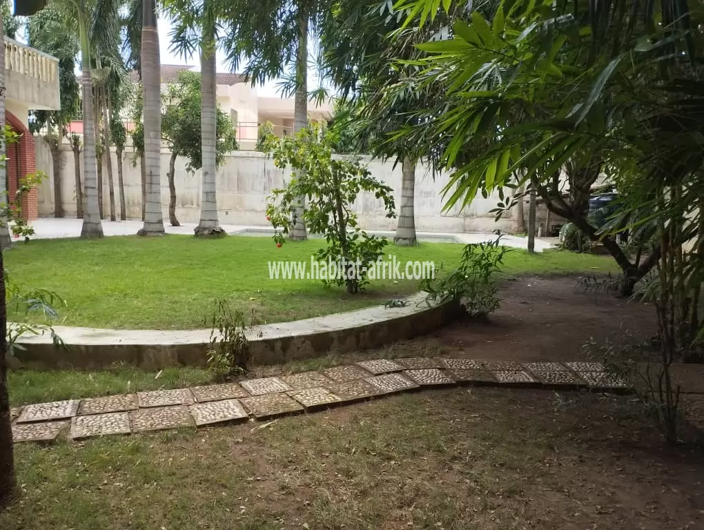 JE METS EN VENTE UNE MAISON DUPLEX DE HUIT (8) CHAMBRES AVEC DÉPENDANCES DANS LA CITÉ OUA LOME TOGO