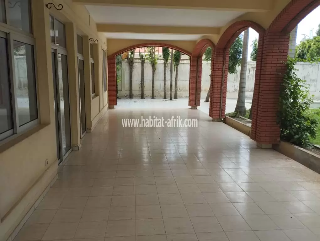 JE METS EN VENTE UNE MAISON DUPLEX DE HUIT (8) CHAMBRES AVEC DÉPENDANCES DANS LA CITÉ OUA LOME TOGO