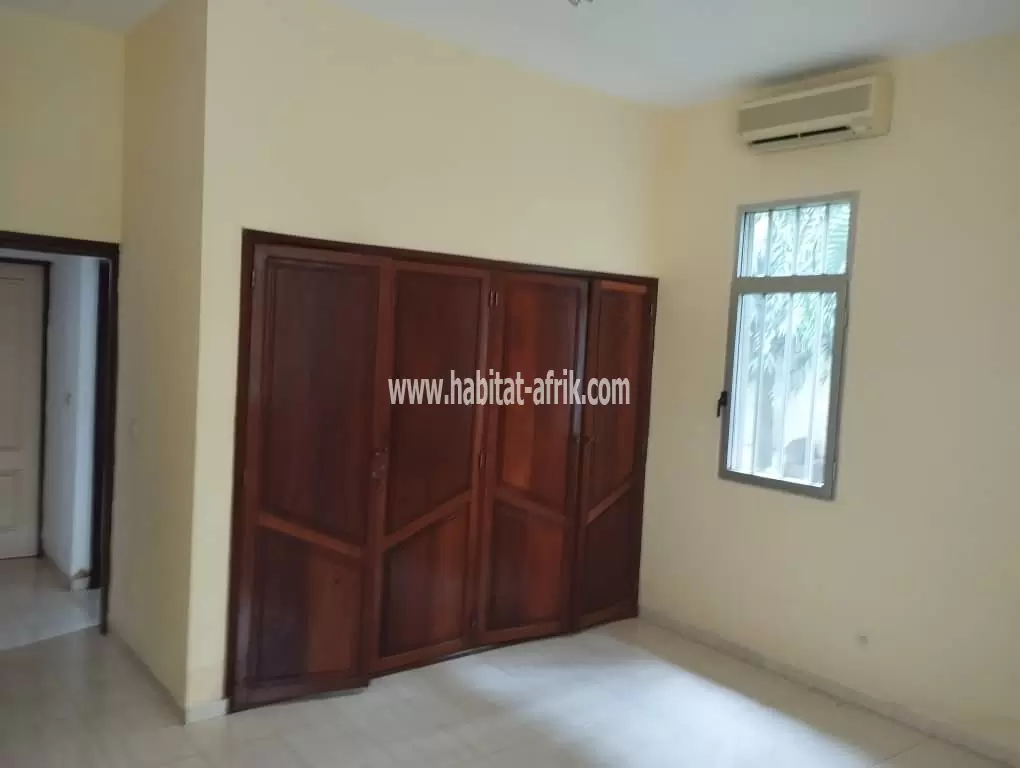 JE METS EN VENTE UNE MAISON DUPLEX DE HUIT (8) CHAMBRES AVEC DÉPENDANCES DANS LA CITÉ OUA LOME TOGO