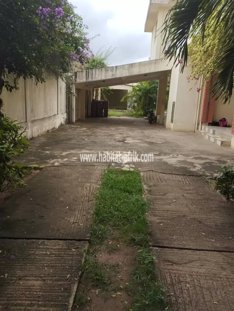 JE METS EN VENTE UNE MAISON DUPLEX DE HUIT (8) CHAMBRES AVEC DÉPENDANCES DANS LA CITÉ OUA LOME TOGO