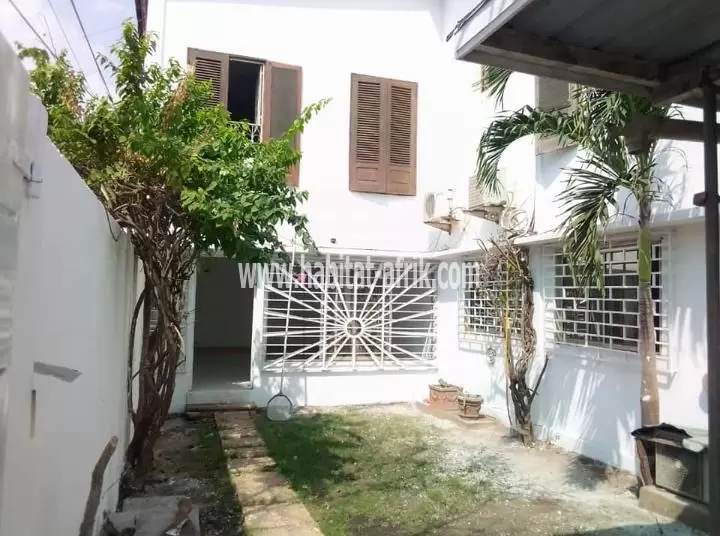 JE METS EN VENTE UNE MAISON DUPLEX AVEC PISCINE JUSTE À RETAPER À KODJOVIAKOPÉ LOME TOGO