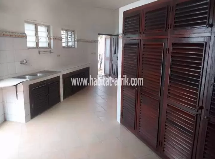 JE METS EN VENTE UNE MAISON DUPLEX AVEC PISCINE JUSTE À RETAPER À KODJOVIAKOPÉ LOME TOGO