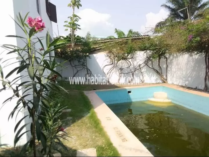 JE METS EN VENTE UNE MAISON DUPLEX AVEC PISCINE JUSTE À RETAPER À KODJOVIAKOPÉ LOME TOGO