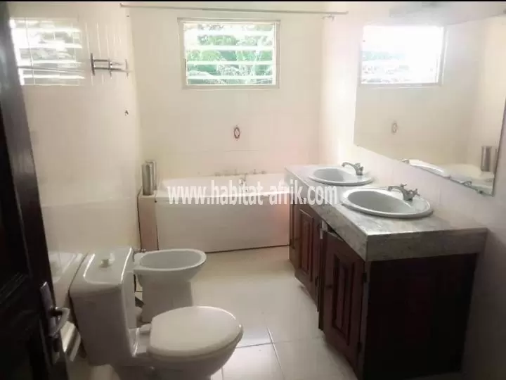 JE METS EN VENTE UNE MAISON DUPLEX AVEC PISCINE JUSTE À RETAPER À KODJOVIAKOPÉ LOME TOGO