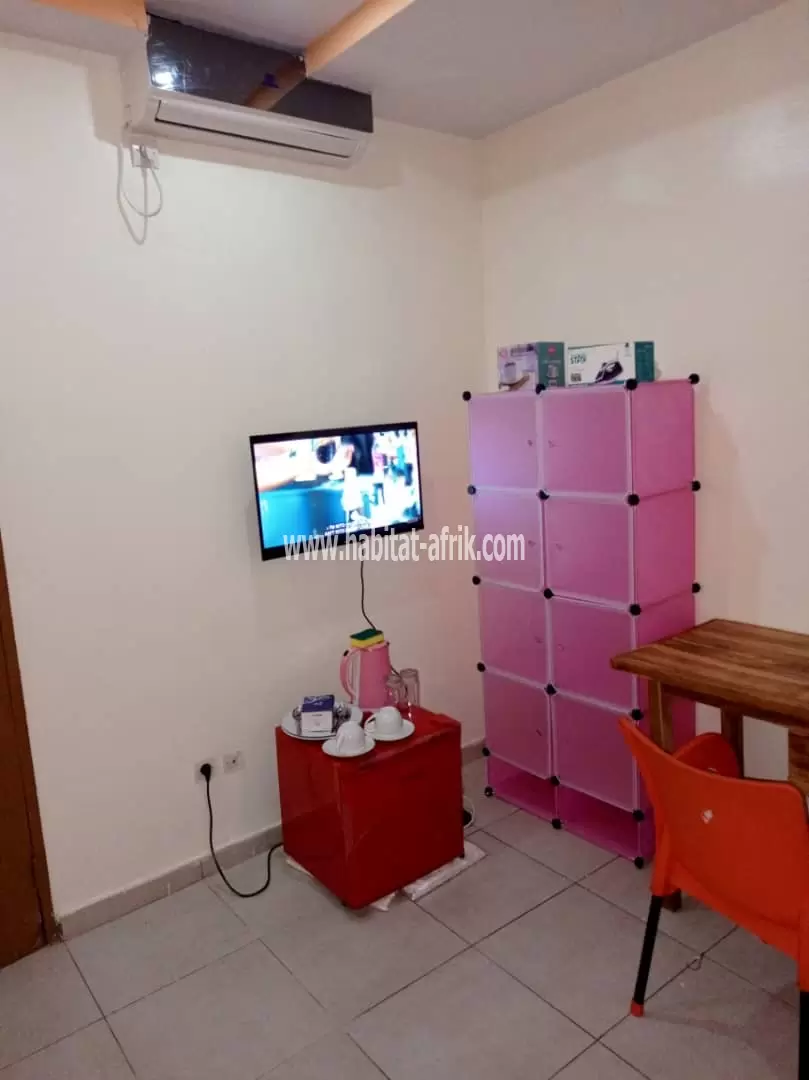JE METS EN LOCATION UN STUDIO MEUBLÉ  AU REZ R+2 SANS CUISINE CITO AÉROPORT LOME TOGO