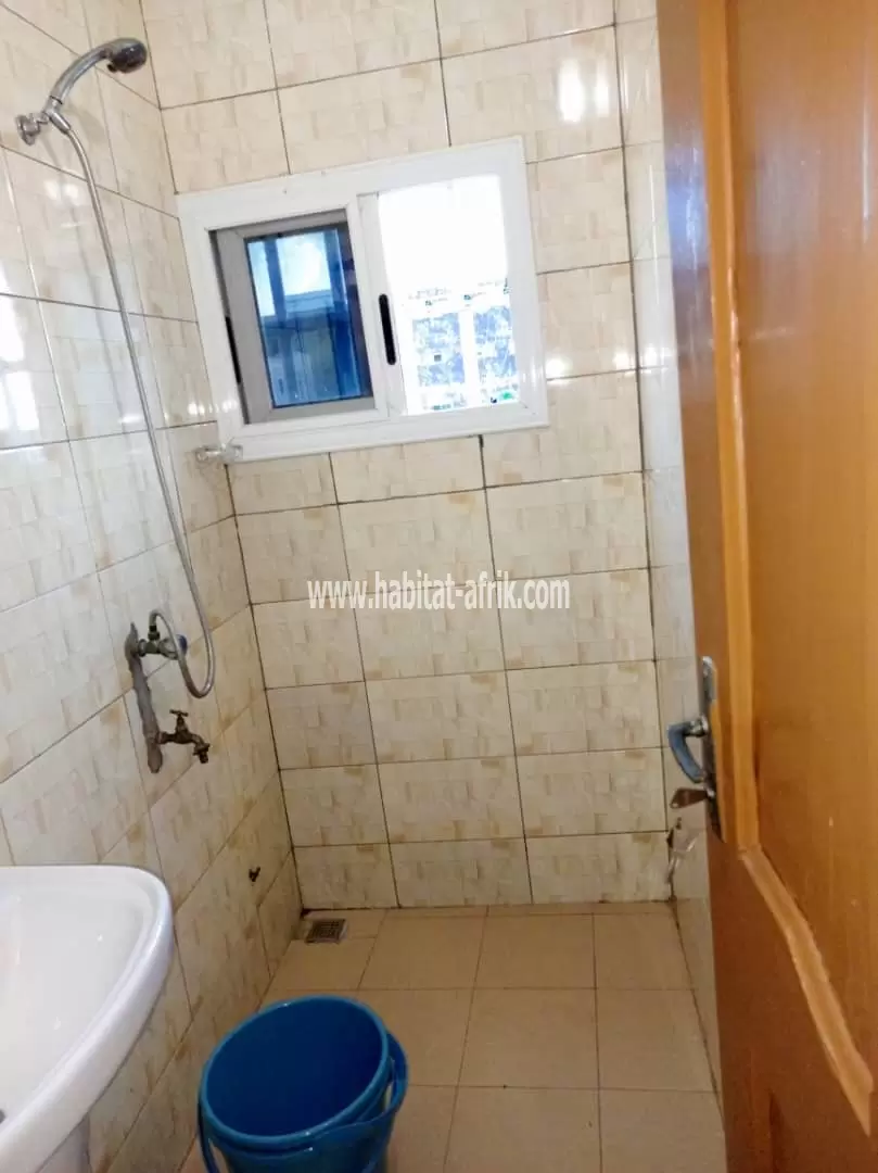 JE METS EN LOCATION UN STUDIO MEUBLÉ  AU REZ R+2 SANS CUISINE CITO AÉROPORT LOME TOGO