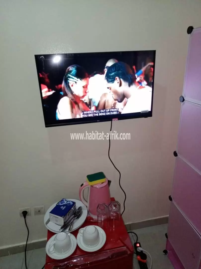 JE METS EN LOCATION UN STUDIO MEUBLÉ  AU REZ R+2 SANS CUISINE CITO AÉROPORT LOME TOGO
