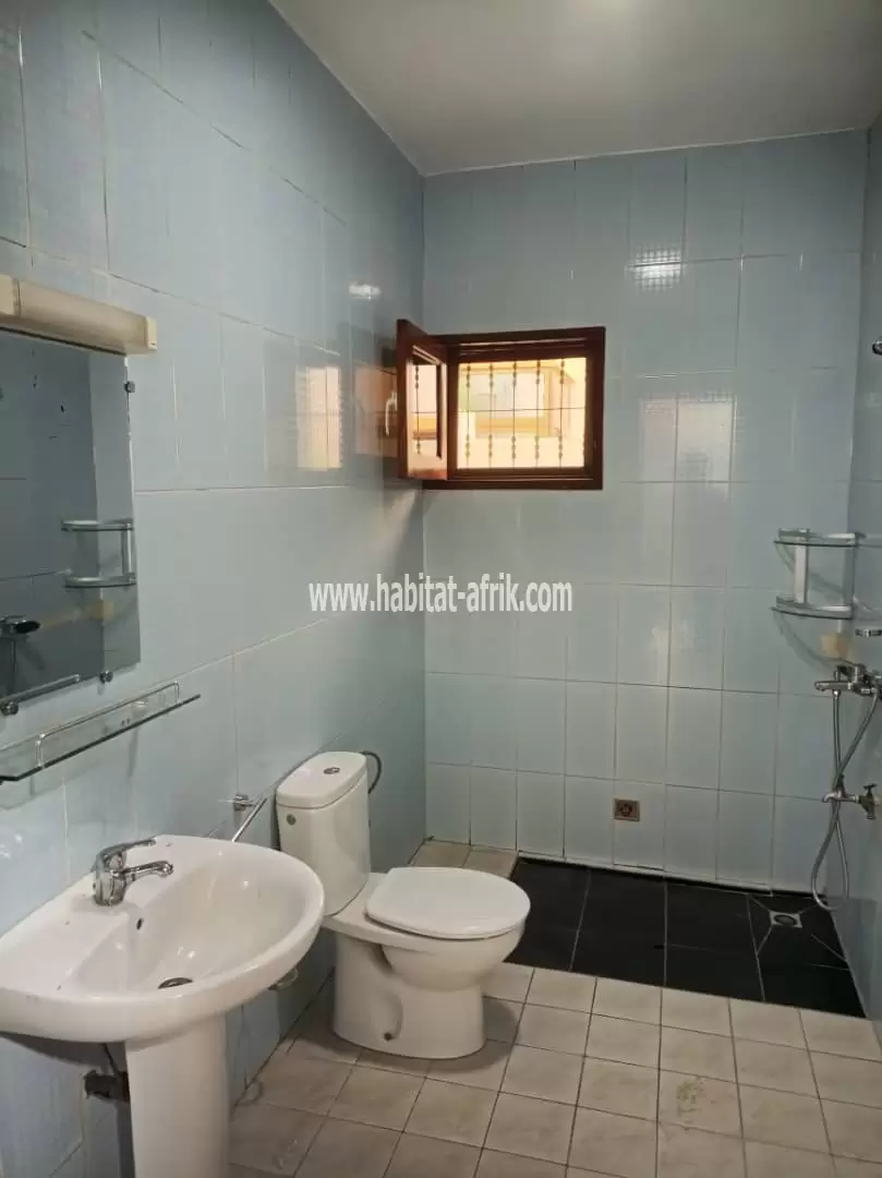 JE METS EN LOCATION UNE VILLA TROIS CHAMBRES DANS LA CITÉ BOAD BAGUIDA LOME TOGO