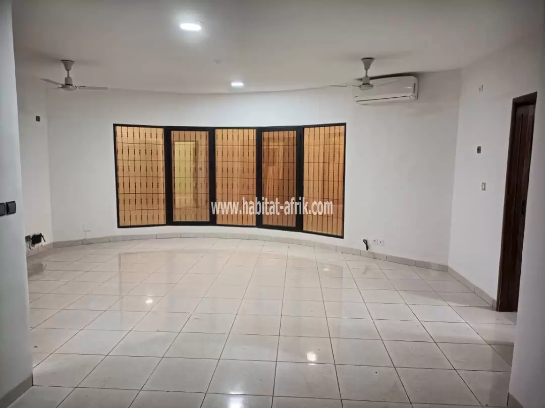 JE METS EN LOCATION UNE VILLA TROIS CHAMBRES DANS LA CITÉ BOAD BAGUIDA LOME TOGO