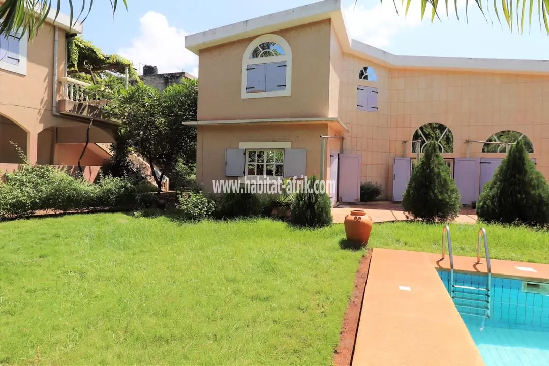 JE METS EN LOCATION UN VILLA AVEC PISCINE QUATRE (4) CHAMBRES SUITE PARENTALE DÉPENDANCE À HEDZRANAWOE LOME TOGO 