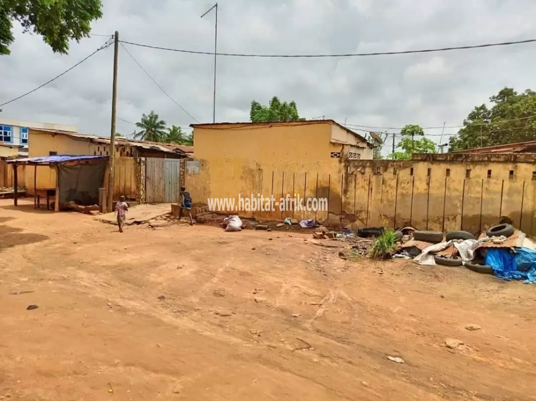 JE METS EN VENTE UNE MAISON DE SIX (6) CHAMBRES SALON ET PIÈCES À BÈ KPOTA 50m DU GOUDRON NISSAN MOTOR LOME TOGO