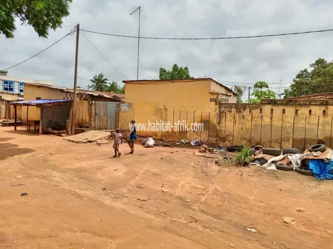 JE METS EN VENTE UNE MAISON DE SIX (6) CHAMBRES SALON ET PIÈCES À BÈ KPOTA 50m DU GOUDRON NISSAN MOTOR LOME TOGO