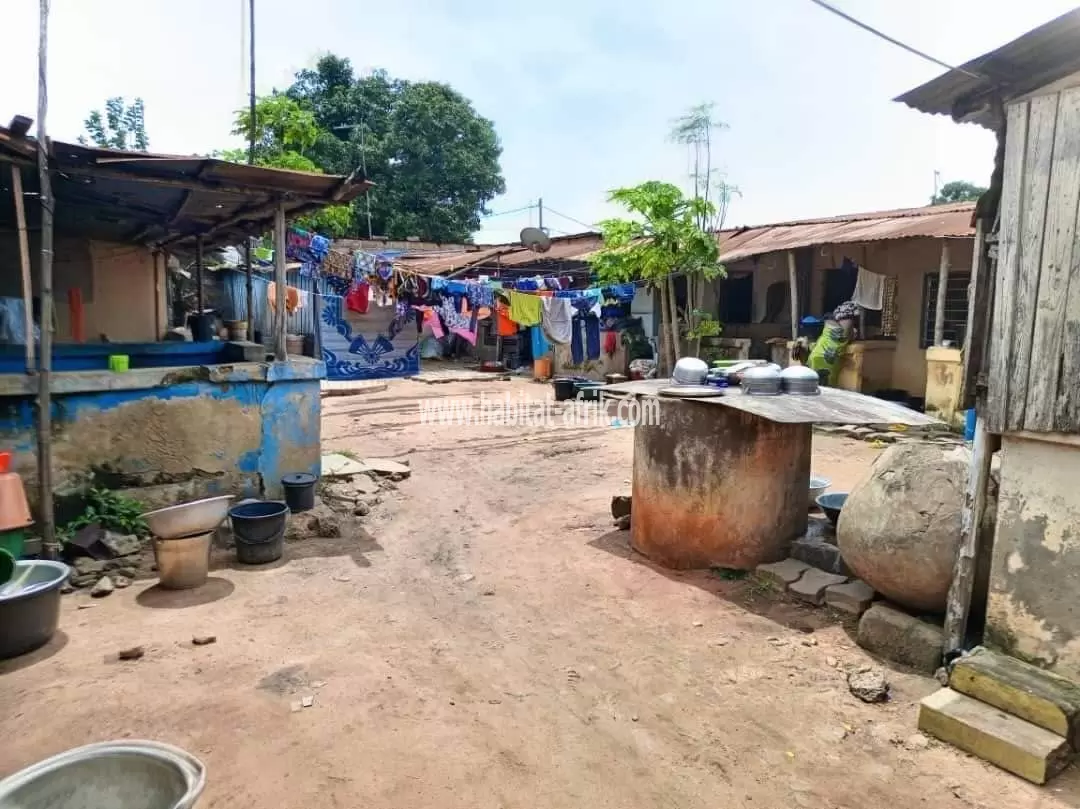 JE METS EN VENTE UNE MAISON DE SIX (6) CHAMBRES SALON ET PIÈCES À BÈ KPOTA 50m DU GOUDRON NISSAN MOTOR LOME TOGO