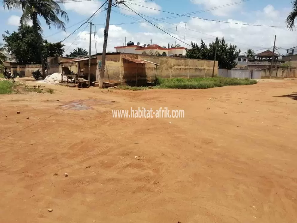 JE METS EN VENTE UNE PARCELLE DE TERRAIN UN LOT À HEDZRANAWOE CITO AÉROPORT LOME TOGO