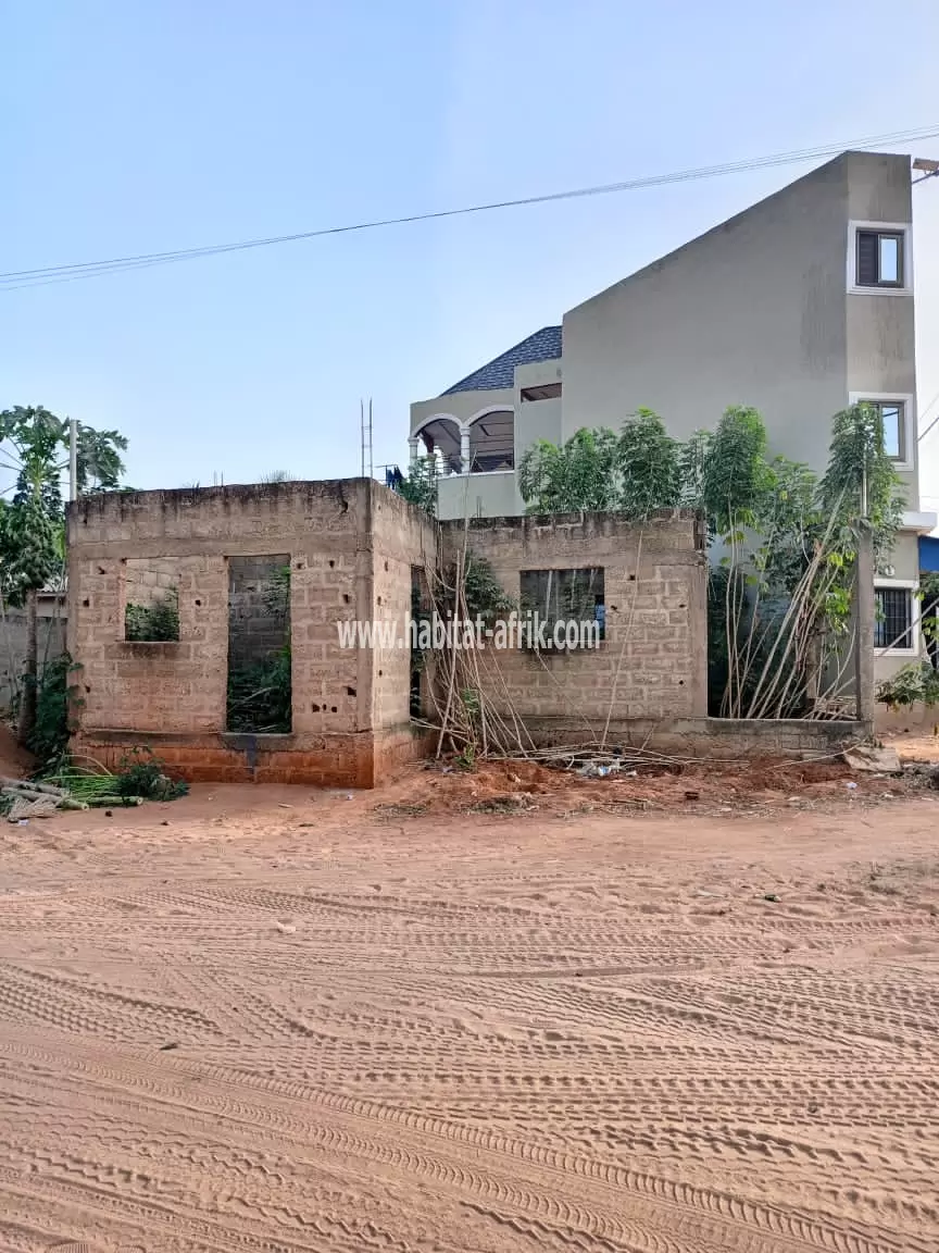 JE METS EN UNE PARCELLE DE TERRAIN AVEC DEUX (2) CHAMBRES SALON INACHEVÉ À ADIDOGOME AMADANHOME LOME TOGO