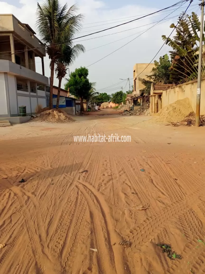 JE METS EN UNE PARCELLE DE TERRAIN AVEC DEUX (2) CHAMBRES SALON INACHEVÉ À ADIDOGOME AMADANHOME LOME TOGO