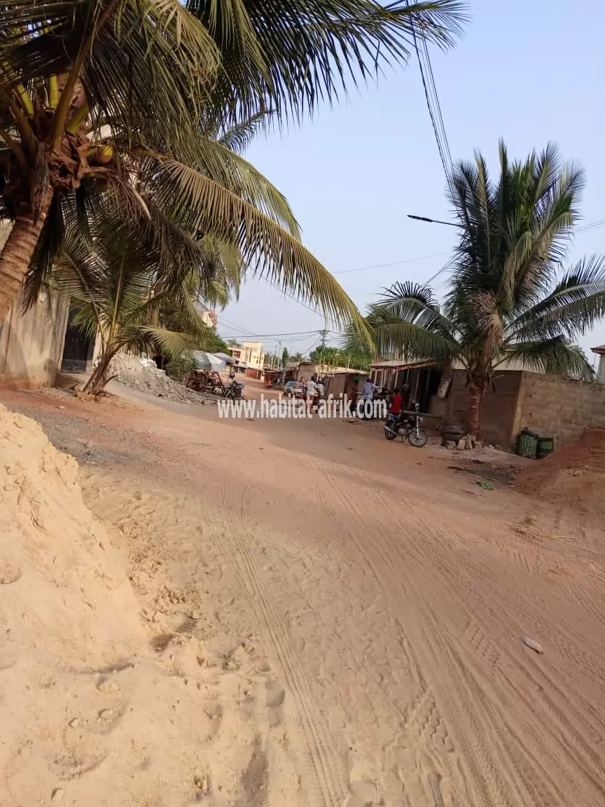 JE METS EN UNE PARCELLE DE TERRAIN AVEC DEUX (2) CHAMBRES SALON INACHEVÉ À ADIDOGOME AMADANHOME LOME TOGO