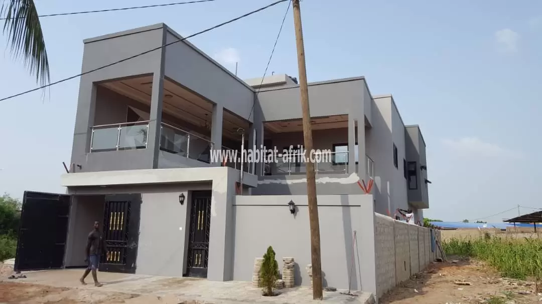 JE METS EN VENTE UNE MAISON DUPLEX DE CINQ (5) CHAMBRES À ADETIKOPÉ LOME TOGO