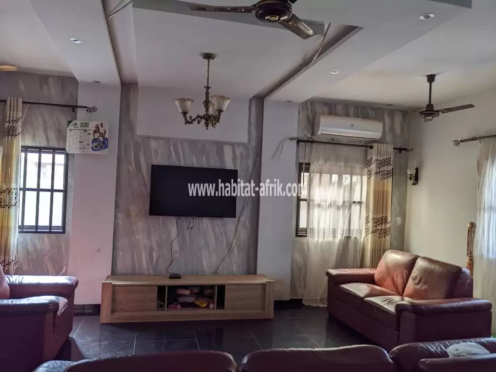 JE METS EN VENTE UNE MAISON DUPLEX DE CINQ (5) CHAMBRES À ADETIKOPÉ LOME TOGO