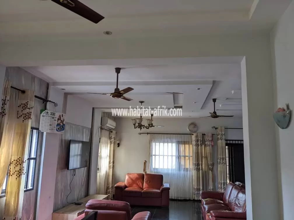 JE METS EN VENTE UNE MAISON DUPLEX DE CINQ (5) CHAMBRES À ADETIKOPÉ LOME TOGO