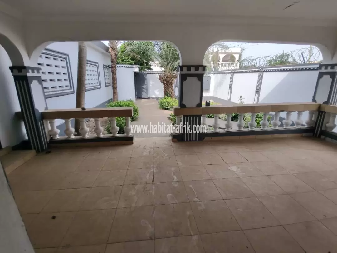 JE METS EN VENTE UNE MAISON DUPLEX DE CINQ (5) CHAMBRES À ADETIKOPÉ LOME TOGO