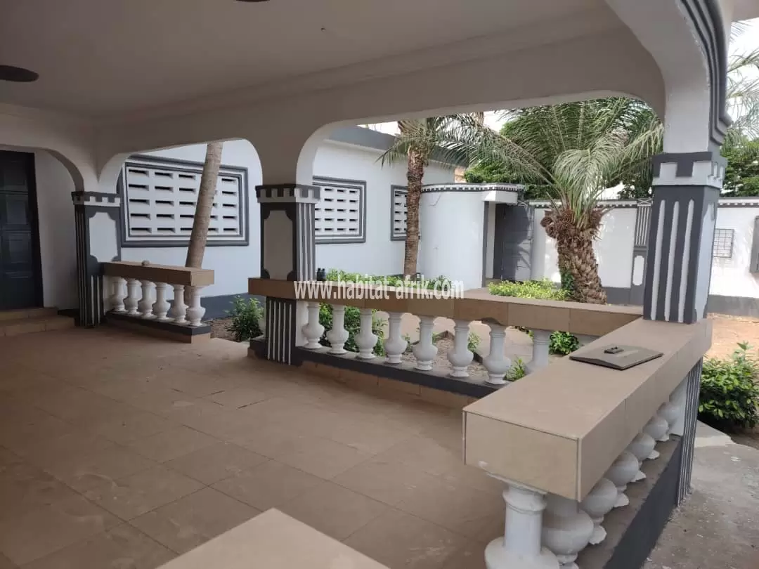 JE METS EN VENTE UNE MAISON DUPLEX DE CINQ (5) CHAMBRES À ADETIKOPÉ LOME TOGO