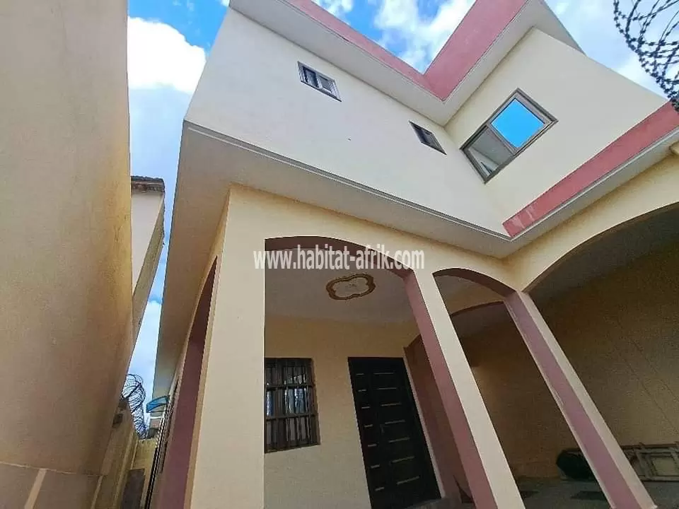 Je mets en location une maison duplex de cinq (5) chambres à TOKOIN protestante Lomé Togo 