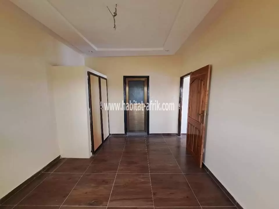 Je mets en location une maison duplex de cinq (5) chambres à TOKOIN protestante Lomé Togo 