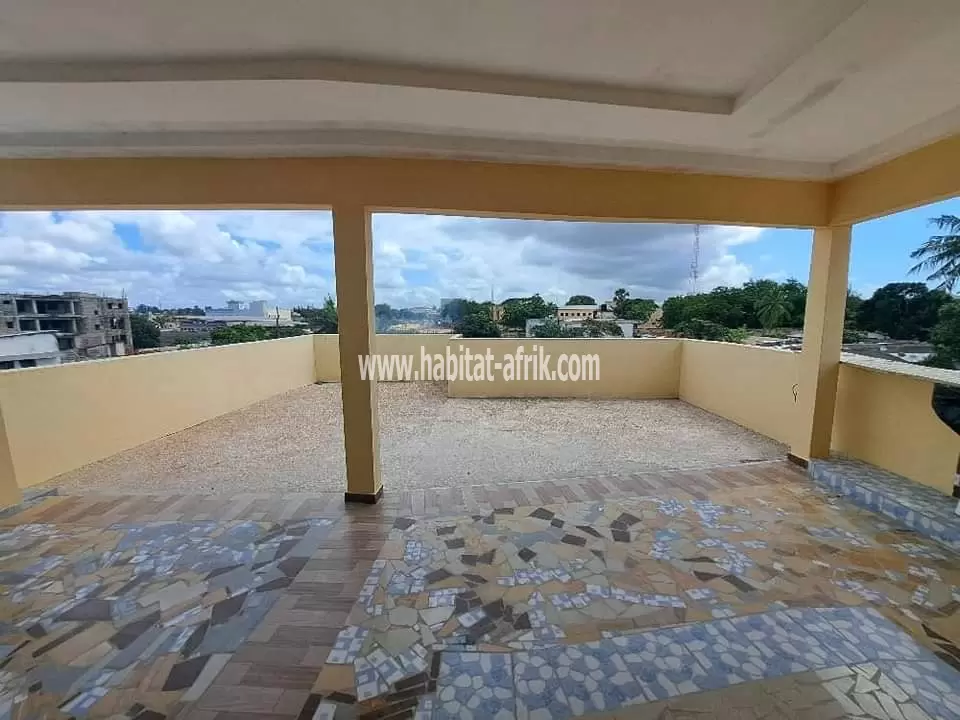 Je mets en location une maison duplex de cinq (5) chambres à TOKOIN protestante Lomé Togo 
