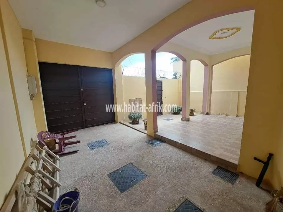 Je mets en location une maison duplex de cinq (5) chambres à TOKOIN protestante Lomé Togo 