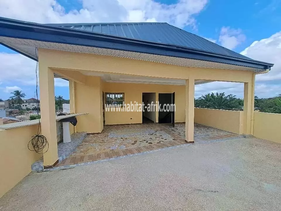 Je mets en location une maison duplex de cinq (5) chambres à TOKOIN protestante Lomé Togo 