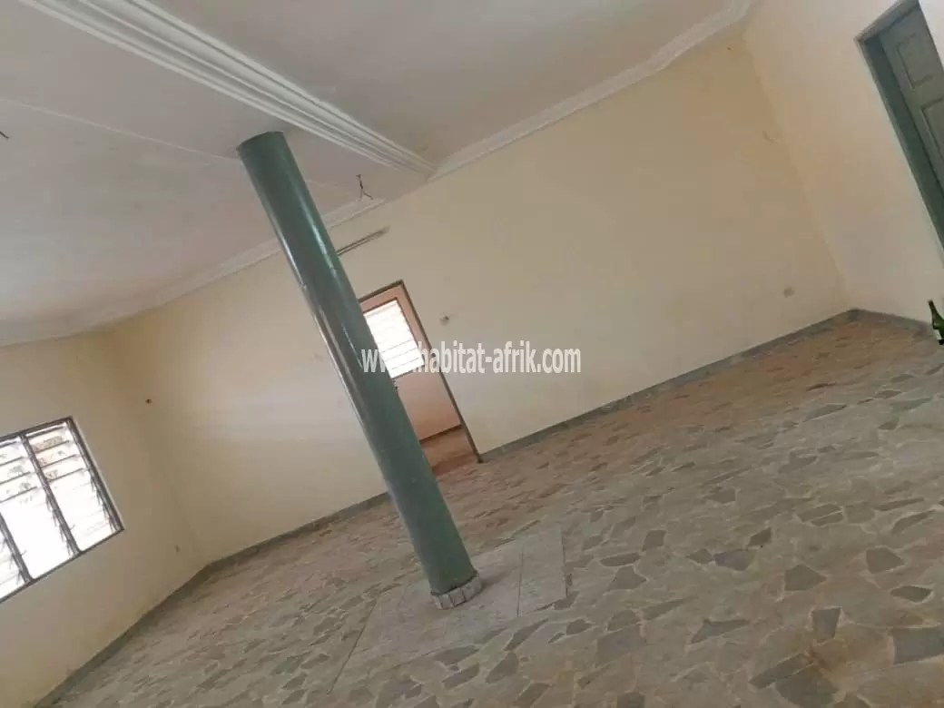 Je met en location une maison de 6 chambres derrière collège protestant TOKOIN Lomé to