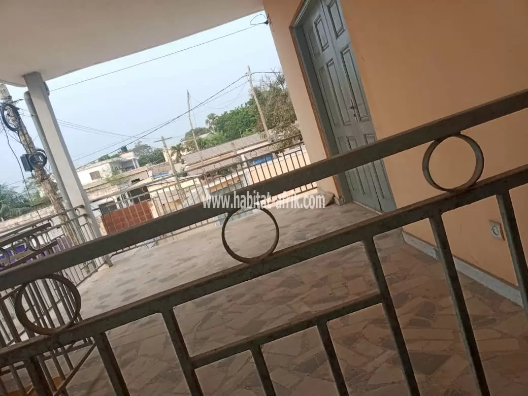 Je met en location une maison de 6 chambres derrière collège protestant TOKOIN Lomé to