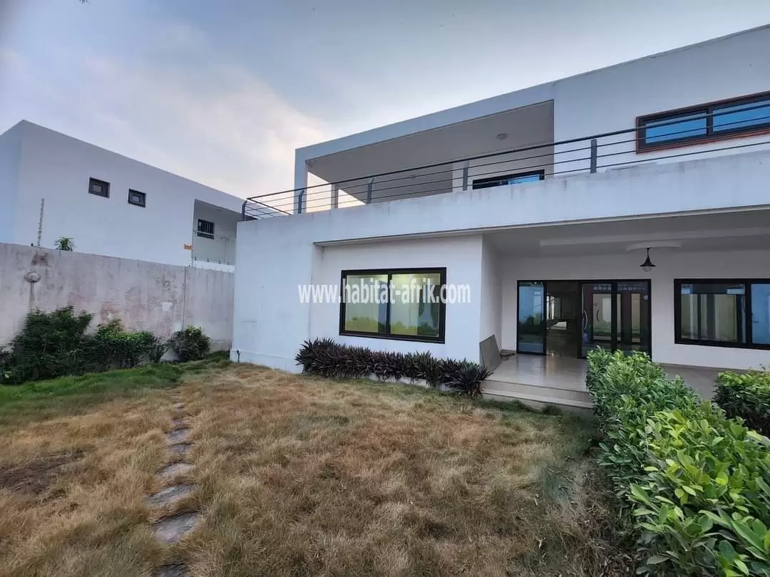 Je mets en location une maison avec piscine cinq (5) chambres à Cassamblaca Lomé to