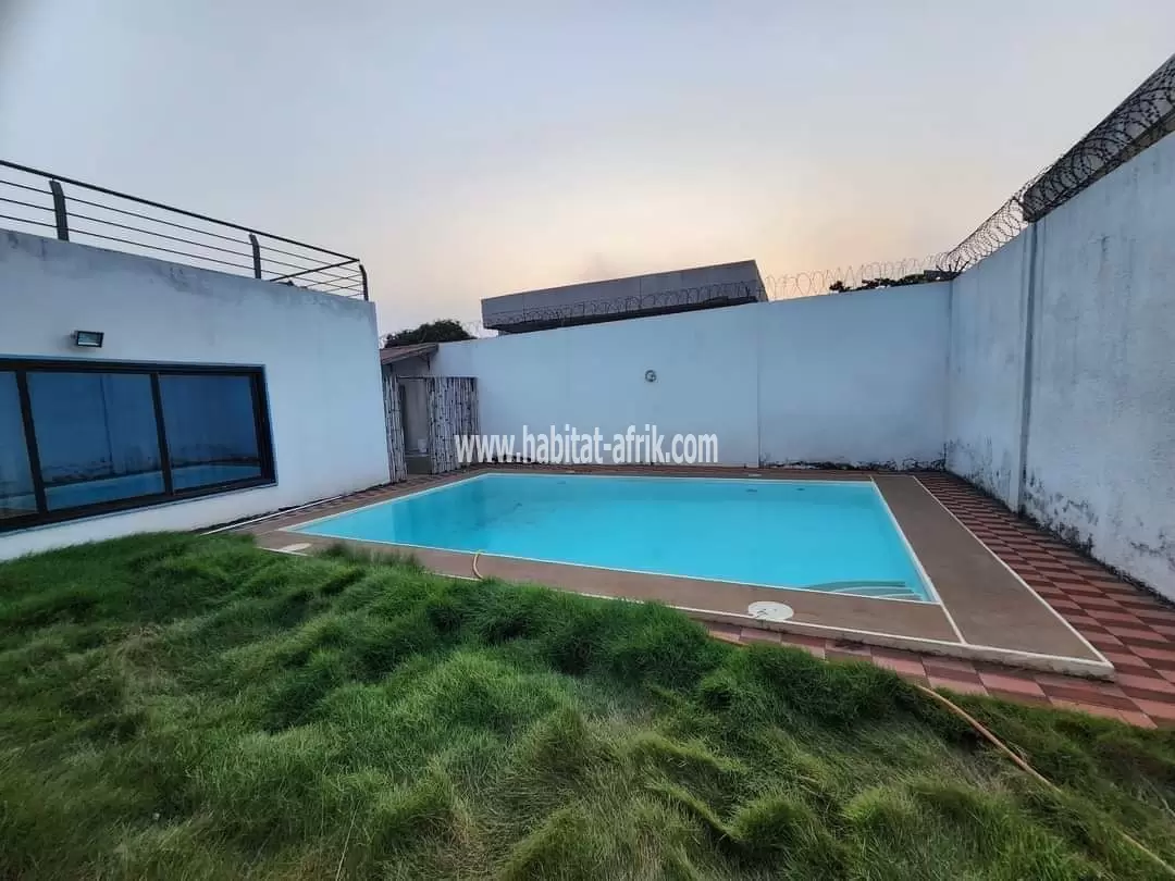 Je mets en location une maison avec piscine cinq (5) chambres à Cassamblaca Lomé to