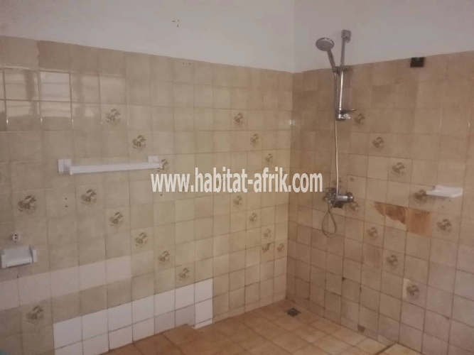 LOCATION Villa Duplex 6 Pièces salon wc douche cuisine interne à hedzranawoé Lomé-Togo 