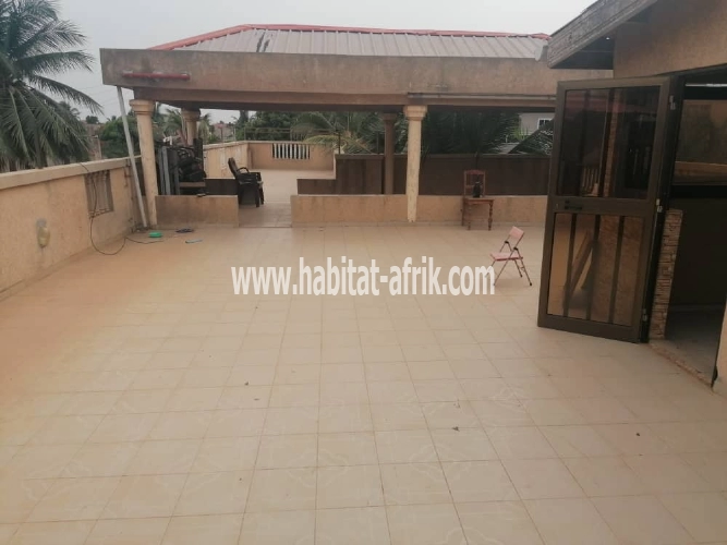 Vente Maison duplex sur demi lot 10 pièces à agoè kossigan Lomé-Togo 