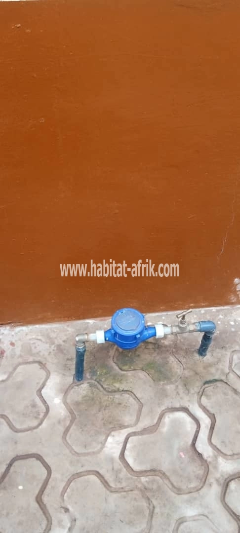 LOCATION Appartement d'une pièce WC douche cuisine interne à à avedji leo2000 antenne moov cafés de Paris Lomé-Togo 