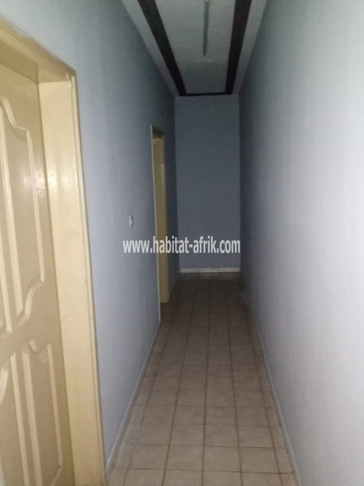 Vente Maison sur demi lot avec titre foncier 3 chambres salon wc douche cuisine interne à adidogome douane Lomé-Togo 