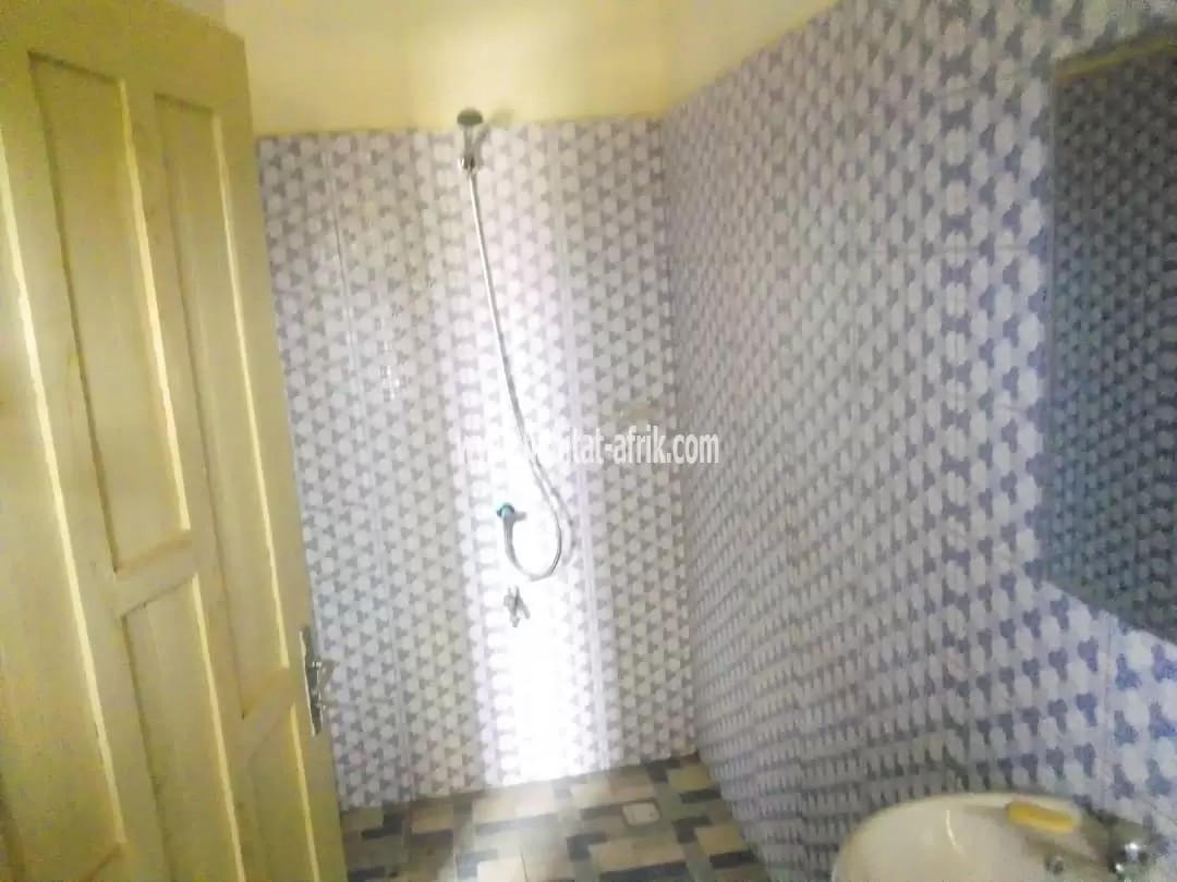 LOCATION APPARTEMENT DE 2 CHAMBRES SALON AU 1 PREMIER ÉTAGE DOUCHE WC DANS CHAQUE CHAMBRE CUISINE INTERNE A HEDJRANAWOE LOMÉ-TOGO 