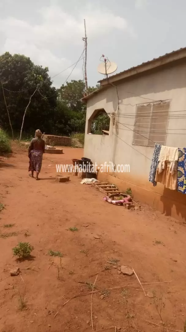 MAISON À VENDRE SUR DEMI LOT 2 CHAMBRES SALON A AGOÈ APESSITO LOMÉ-TOGO 