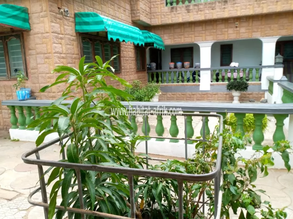 Maison à vendre sur 1 lot à avepozo 10 chambres salon Lomé-Togo 