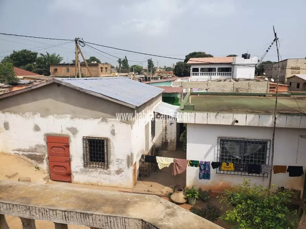 MAISON À VENDRE AVEC TITRE FONCIER SUR DEMI LOT 300 MÈTRES CARRÉ À ATSIÉGOU 70 MÈTRES DU GOUDRON LOME-TOGO 